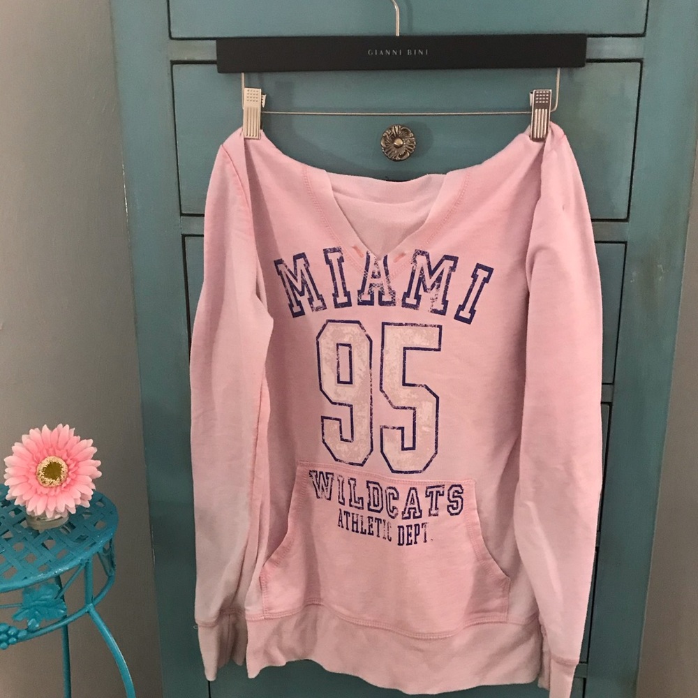 3 Pullover sweatshirts
